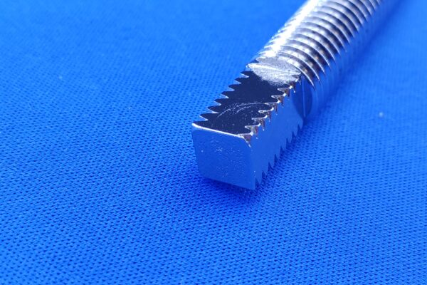 M12x300 寸切りボルト　面取り加工