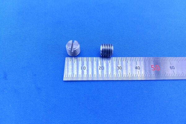 M8x10　すりわり付き止めビス