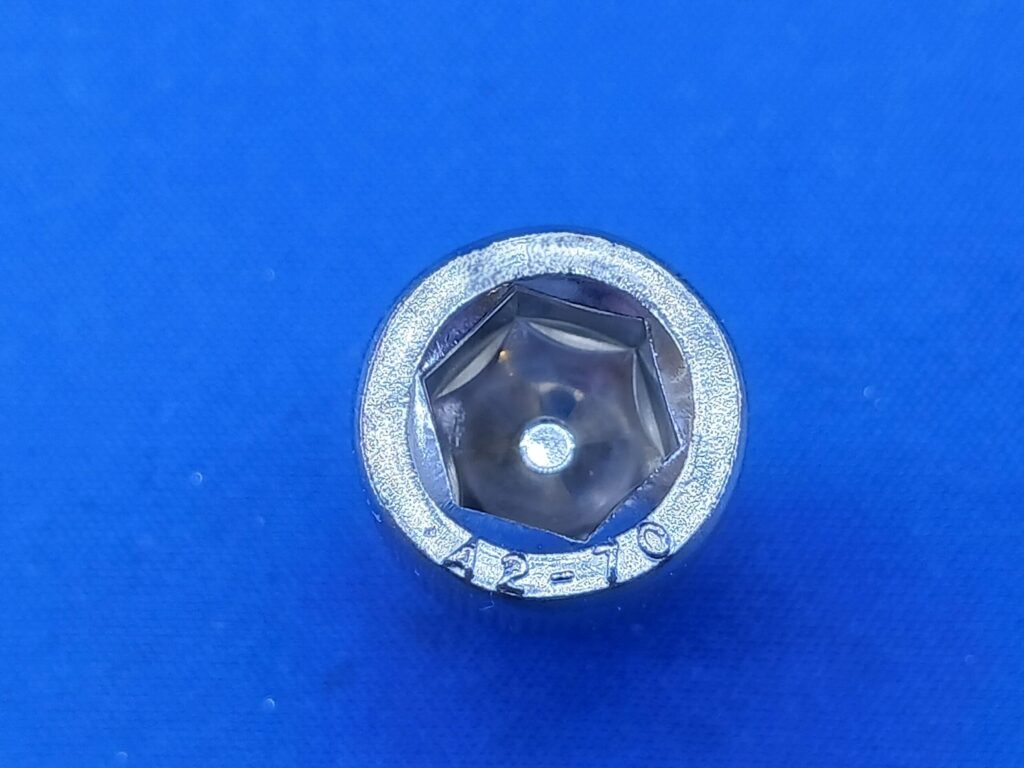 A2-70表記のステンレス製六角穴付ﾎﾞﾙﾄ