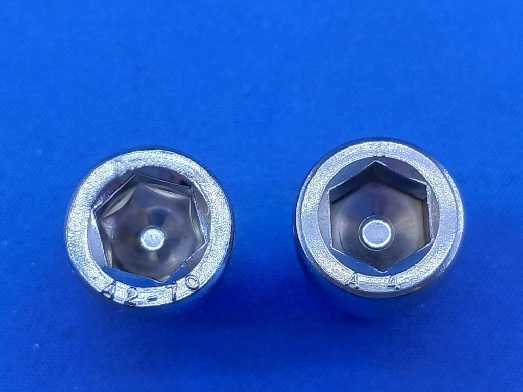 六角穴付きボルトのステンレス製品　A2表記とA4表記の比較画像