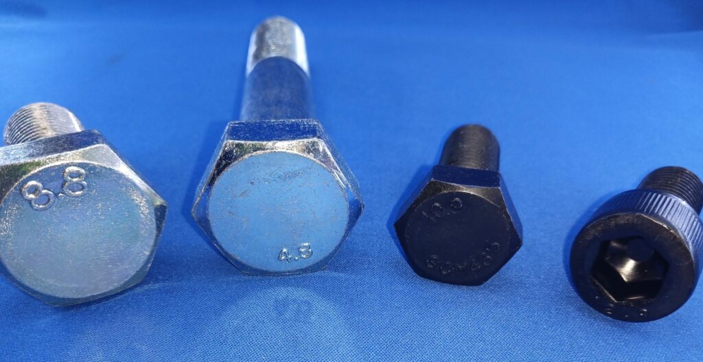 各種強度区分のボルト製品を陳列している画像