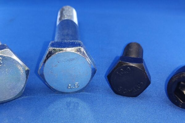 各種強度区分のボルト製品を陳列している画像